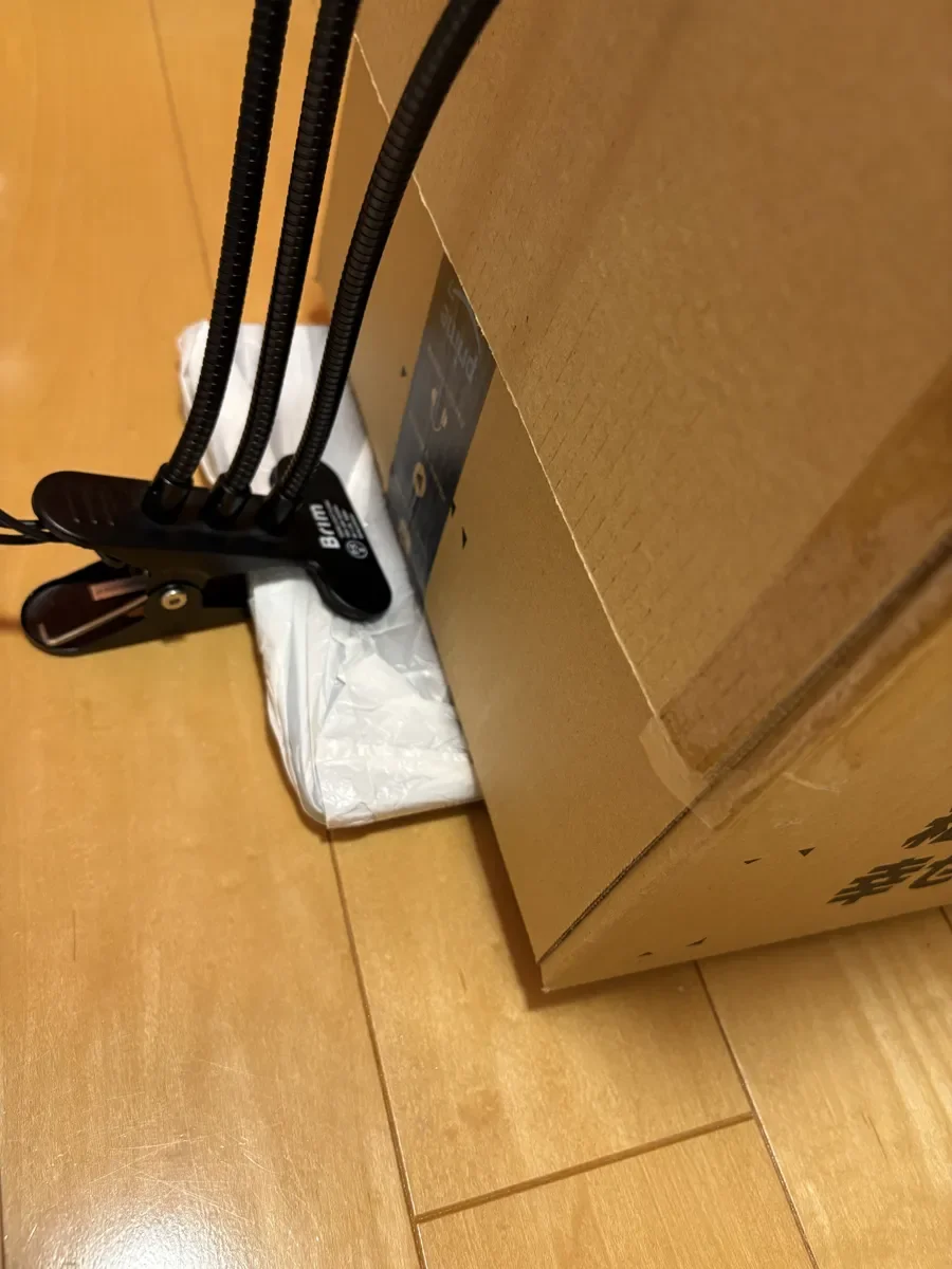 クリップで留めたライトと、ダンボール箱の側面