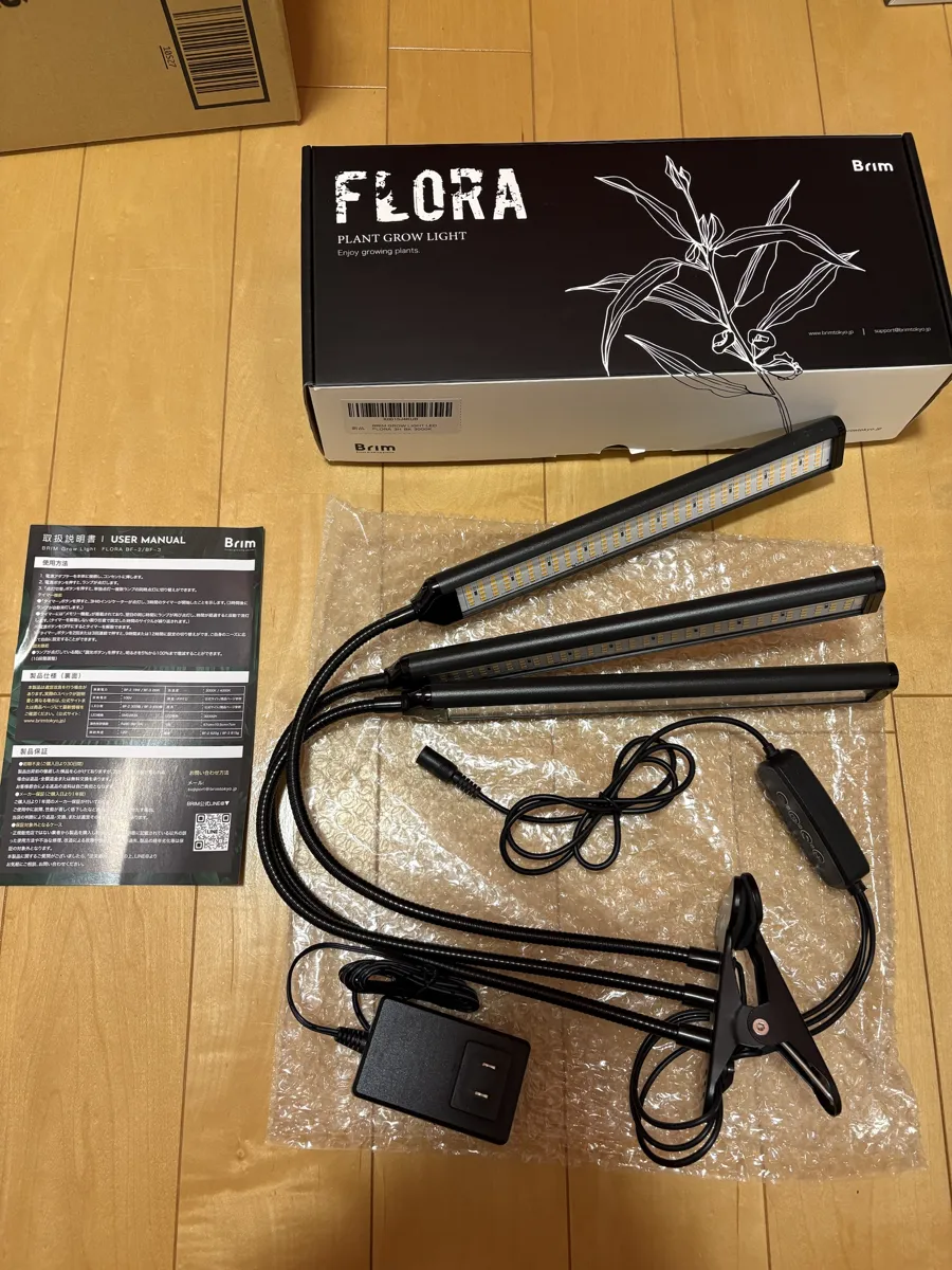 BRIM FLORAの箱と中身。ライト3本、タイマーのスイッチ、アダプター、クリップ、説明書